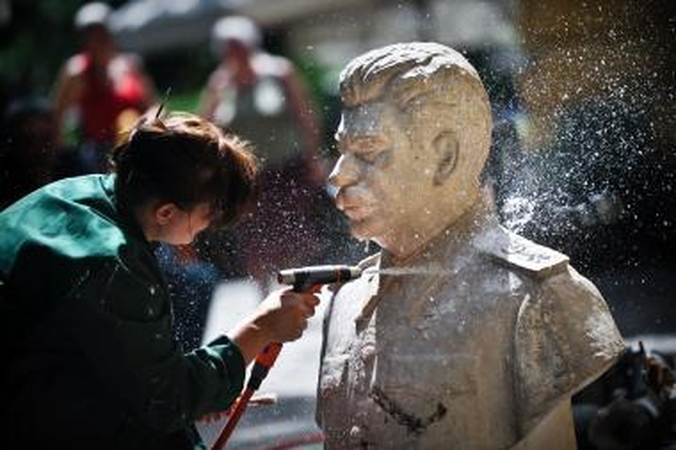 Maskvoje atkurtas J.Staliną šlovinantis užrašas