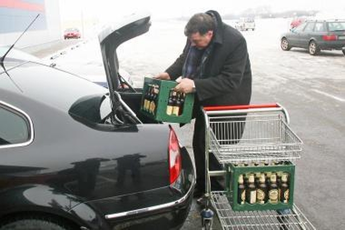Tarnybinio automobilio naudojimas užminė mįslių
