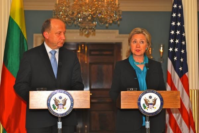 H.Clinton ploja A.Kubiliui per petį už ekonominę politiką