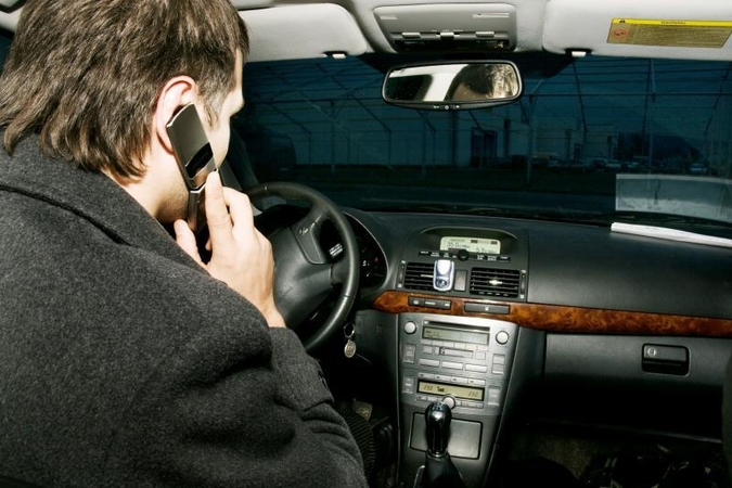 Mobilieji telefonai taip pat pavojingi prie vairo kaip ir svaigalai