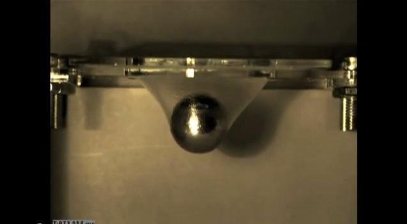 Perregima plėvelė atlaikė krentantį metalinį rutulį