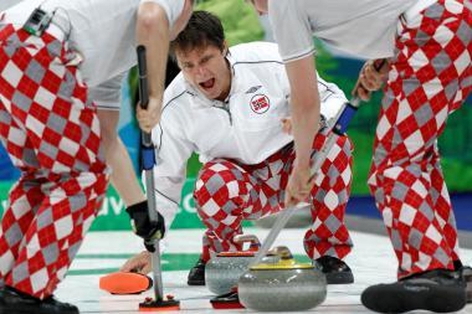 Norvegijos akmenslydžio žaidėjų kelnėmis susidomėjo karalius