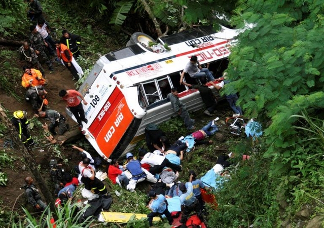 Filipinuose per autobuso avariją žuvo 41 žmogus, devyni išsigelbėjo (papildyta)
