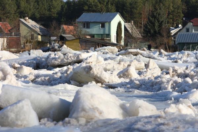 Kareiviai ledų Neryje kol kas nesprogdins