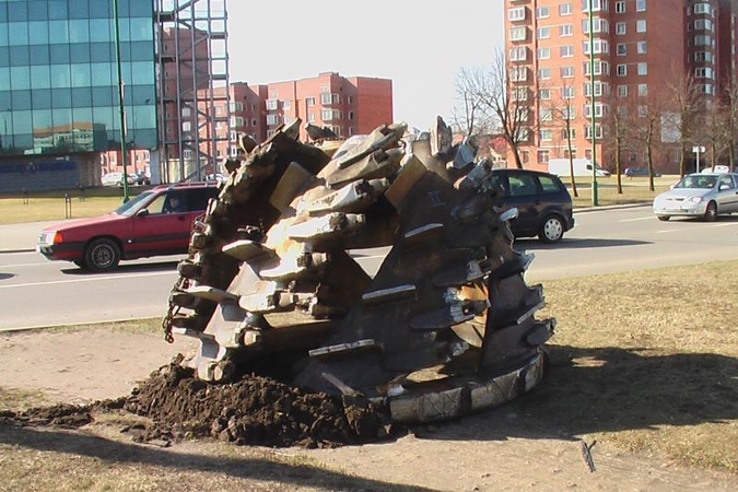 Vilkiko vairuotojas Klaipėdos gatvėje pametė grąžtą