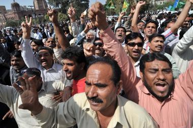 Pakistaniečiai protestuoja prieš prezidento politiką