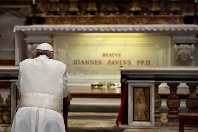 Popiežius Pranciškus aplankė Jono Pauliaus II kapą