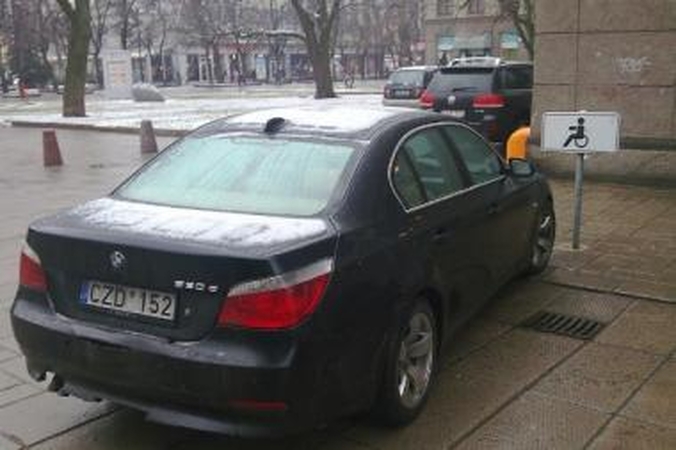 „Neįgalūs“ vairuotojai – prie valdžios įstaigų 