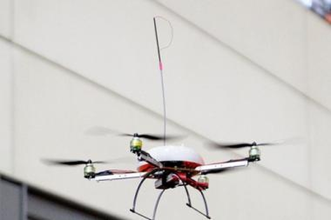 Robotizuoti kvadrokopteriai žadžia tenisą