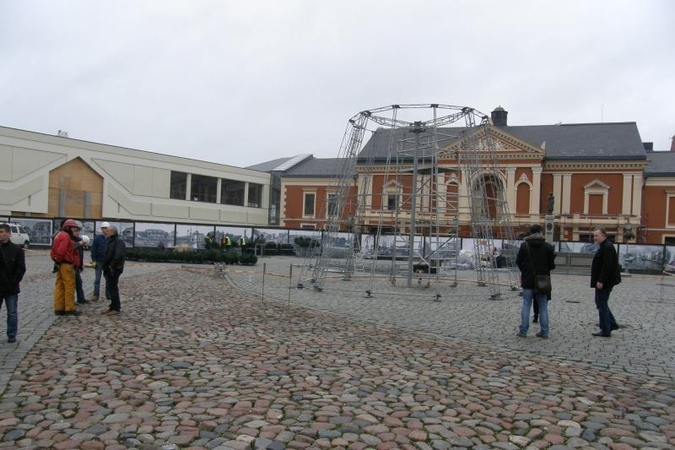 Klaipėdos Teatro aikštėje pradėjo kilti Kalėdų eglutė
