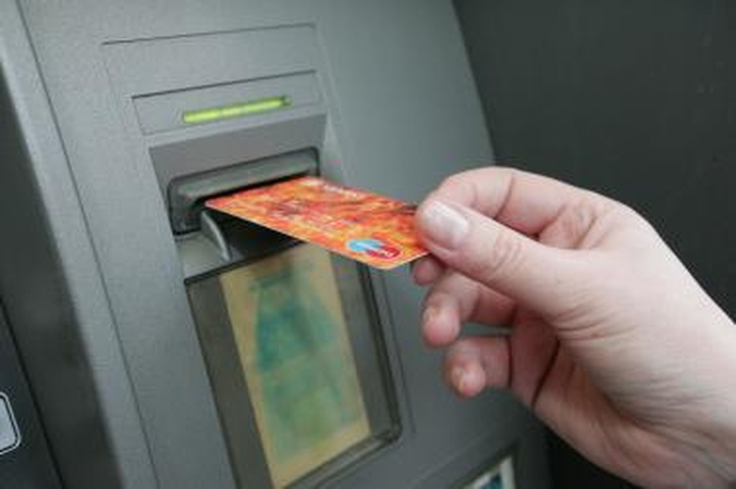 Vagys pasinaudojo bankomate likusia kortele