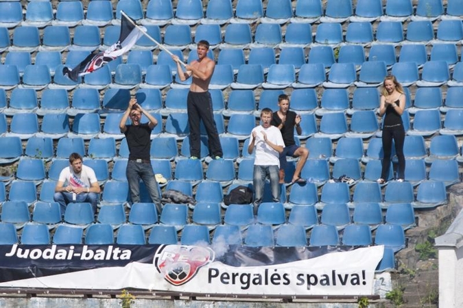 Tautinis futbolas – su „strielkių“ aukomis ir kurmių atakomis