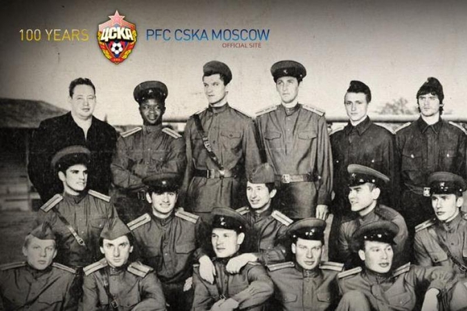 D.Šemberas pozavo su raudonarmiečių uniforma