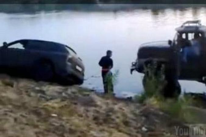 Rusiška pramoga - ežere „uždrožtas Porsche‘as“