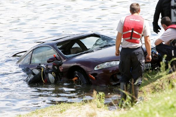 Lampėdžio ežere nuskendo automobilis