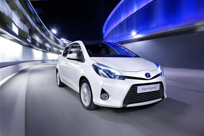 „Toyota“ pristatys pirmuosius visiškai hibridinius automobilius