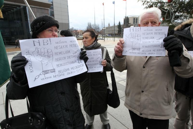 Prie savivaldybės – protestas prieš A.Zuoko savivalę