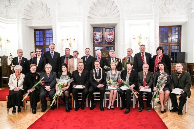 Rotušėje dešimčiai kauniečių išdalyti Santakos garbės ženklai