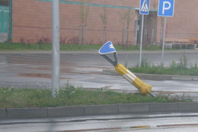 Stiprus vėjas Klaipėdoje laužė ne tik medžius, bet ir kelio ženklus