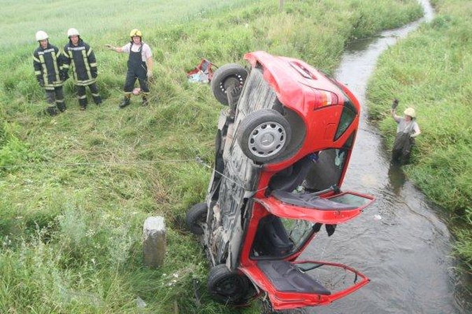 Automobiliui įskriejus į upelį žuvo vaikas ir jo motina (papildyta)