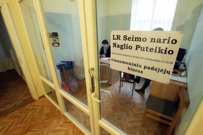 N.Puteikį    kolegos   meta į   gatvę   