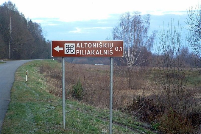 Prie penkių rajono piliakalnių išdygo nauji ženklai
