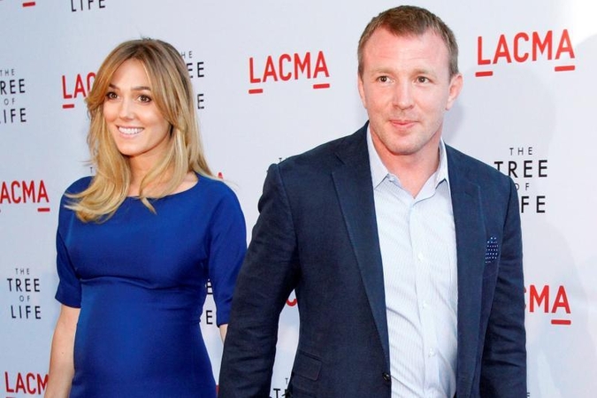 Guy'aus Ritchie draugė pastebėta su padidėjusiu pilvuku 