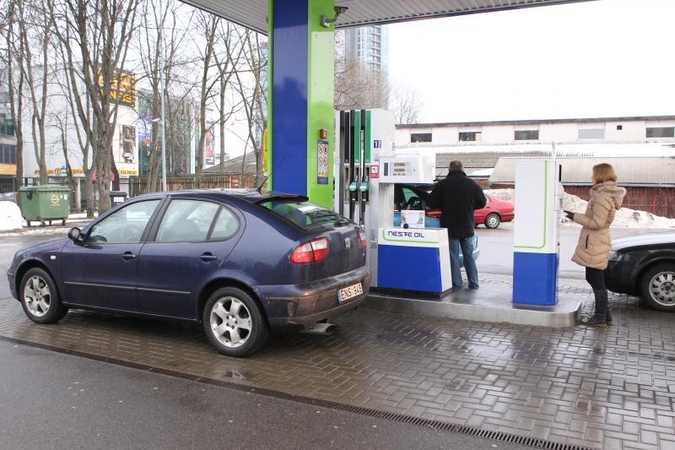 Brangstantys degalai vilniečių neišgąsdino - degalinės tuščios