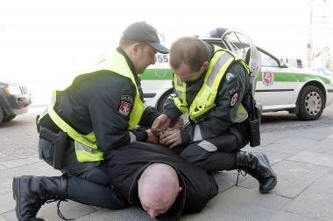 Šiauliuose neblaivus jaunuolis smogė policininkui