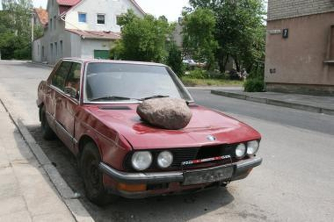 Klaipėdiečiai atsikrato apleistų mašinų