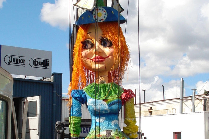 Vilniaus gatvėse – įspūdingo dydžio marionetės pasivaikščiojimas