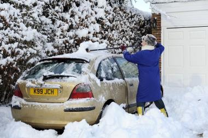 Šalčiai Didžiojoje Britanijoje: darbai apmirę, graibstomos prekės