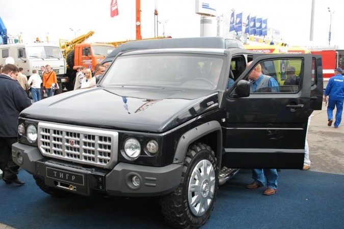 Rusijos vicepremjeras Rogozinas persės iš BMW į „rusišką Hummerį“