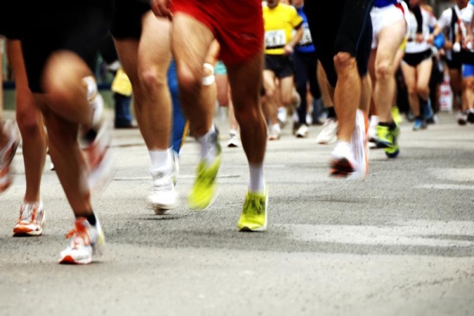 Maratono metu sustojo pasipiršti merginai  