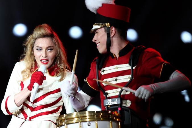 Madonna toliau demonstruoja apnuogintą kūną per savo gastroles