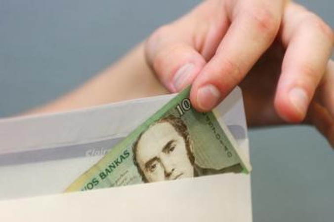 Lentpjūvės darbuotojams - atlyginimai vokeliuose