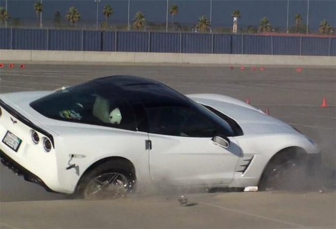 „Corvette“: ekstremalaus vairavimo pamoka baigėsi smūgiu į bortą