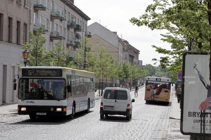 Tiltų gatvėje autobusams – mažiau erdvės