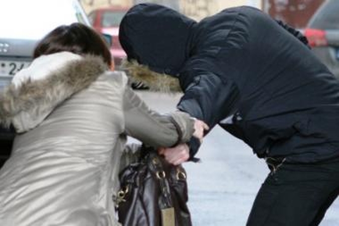 Moterį užpuolęs plėšikas grobiu ilgai nesidžiaugė