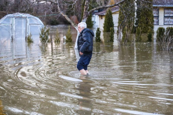 Pralaužęs pylimą Kauno rajone Nevėžis užliejo sodybas