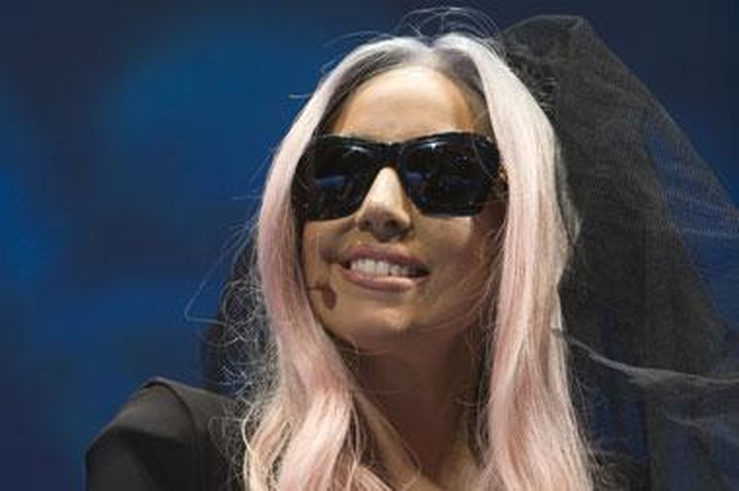 Lady Gaga skundžiasi slenkančiais plaukais