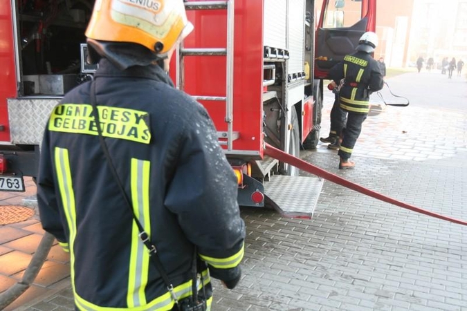 Klaipėdiečius išgąsdino daugiabučio laiptinę užtvindę dūmai