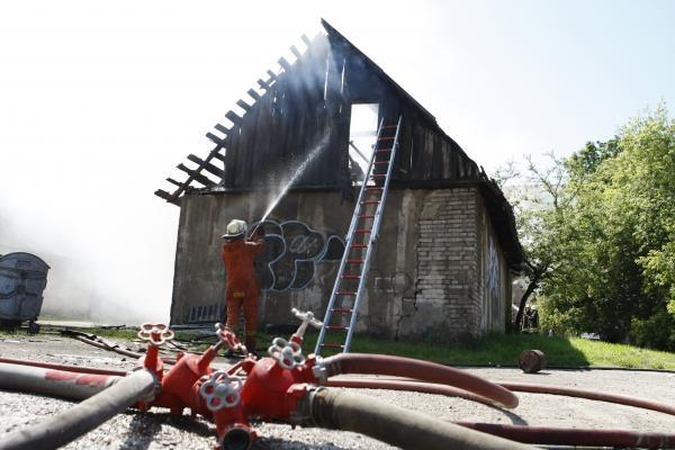Daugiabučių kieme degė apleistas statinys