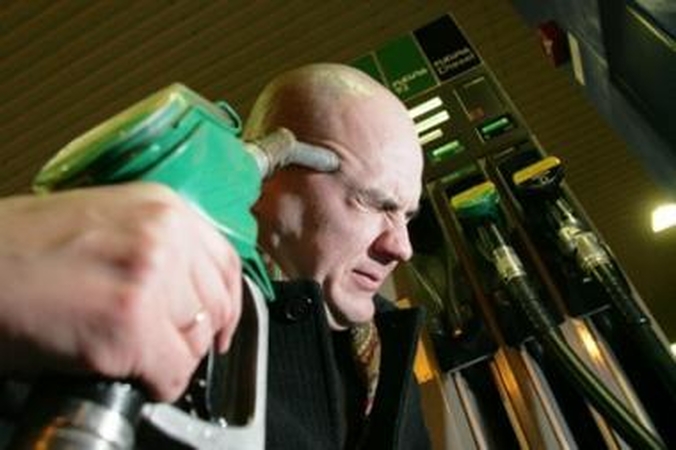 Benzino kaina degalinėse jau viršijo 4 litus, dujų - 2 litus