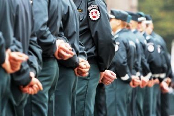 Grasina atleisti 900 policininkų