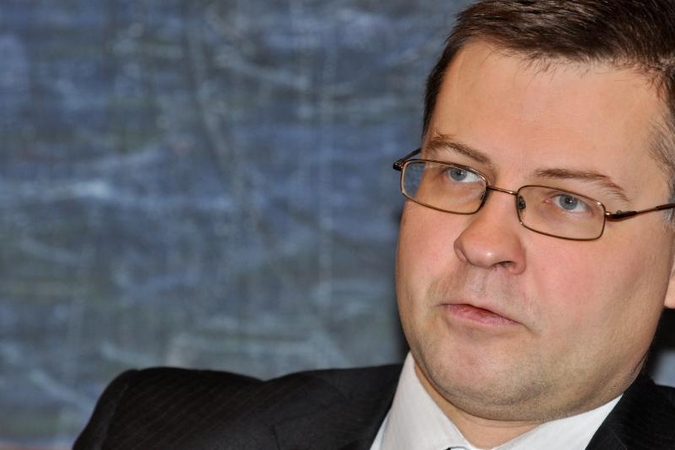 V.Dombrovskis: svarbiausia – užtikrinti stabilų ekonomikos augimą