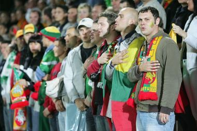Prieš futbolo rungtynes - apšilimas sirgaliams