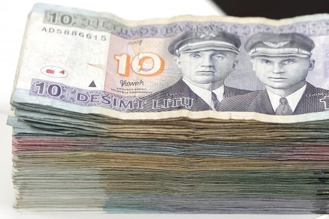 Girtas karo policininkas patruliams pasiūlė 10 tūkst. litų kyšį