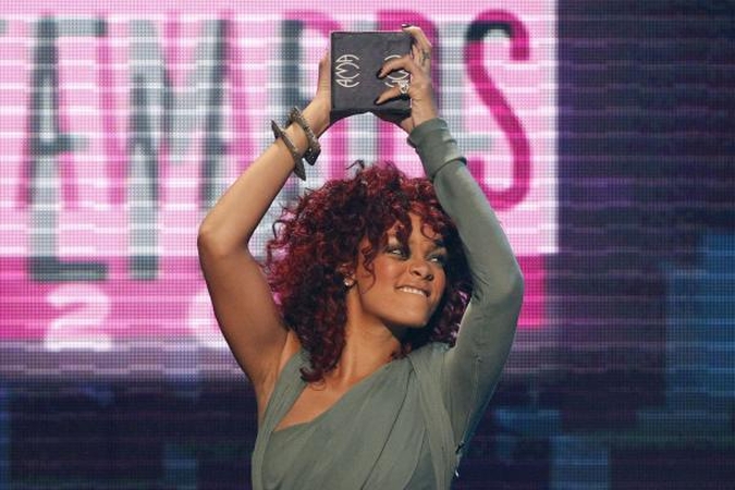 Gimtajame Barbadose Rihanna gydosi širdies žaizdas
