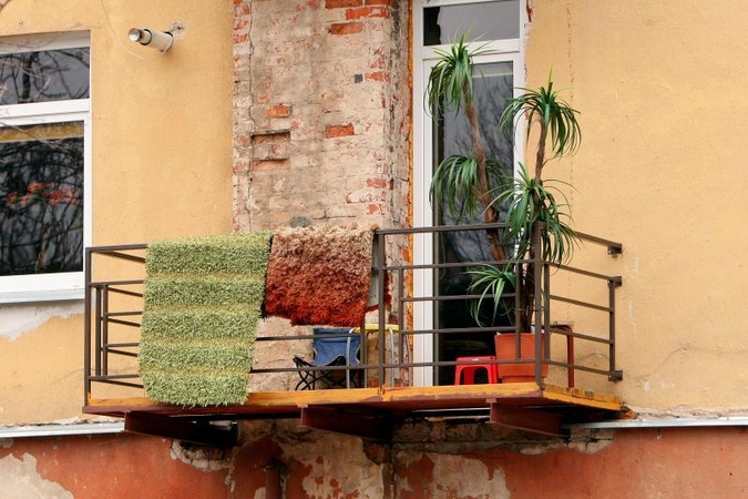 Plungėje nukrito balkonas, sužeisti du žmonės